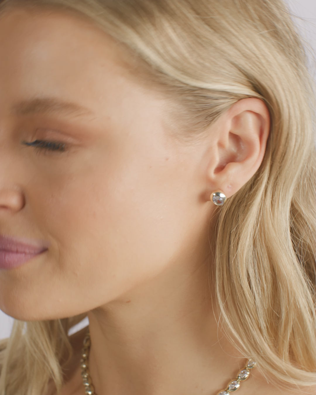 She's a Boss Studs 8mm - Gold|White Diamondettes