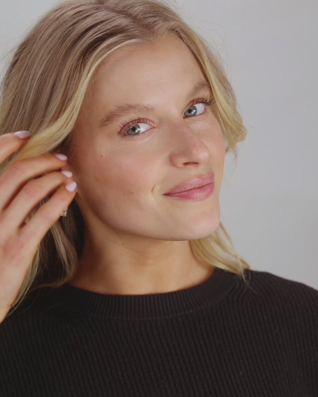 The Queen's Hoops 1" - Gold|White Diamondettes