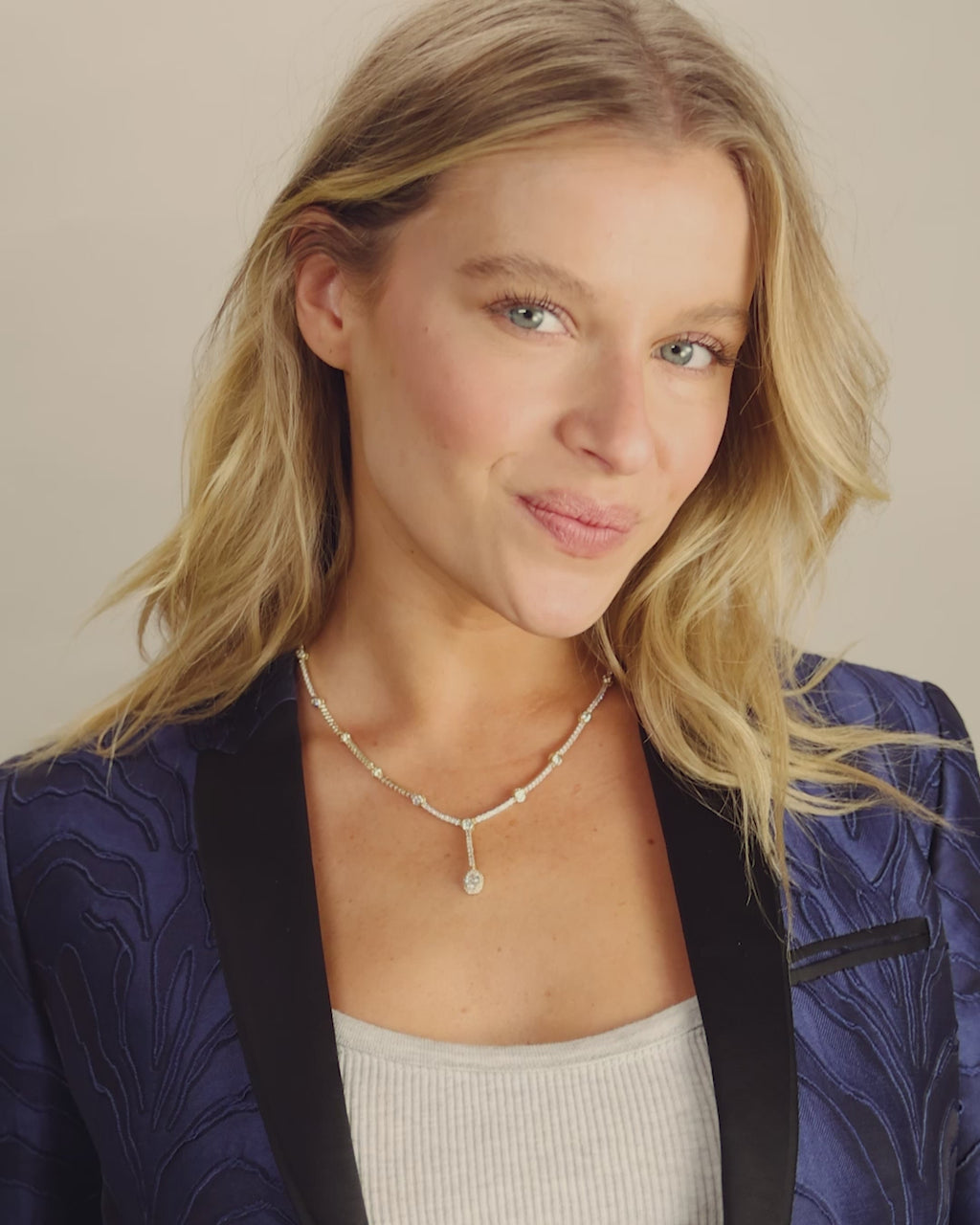 She's an Icon Lariat Necklace 18" - Gold|White Diamondettes