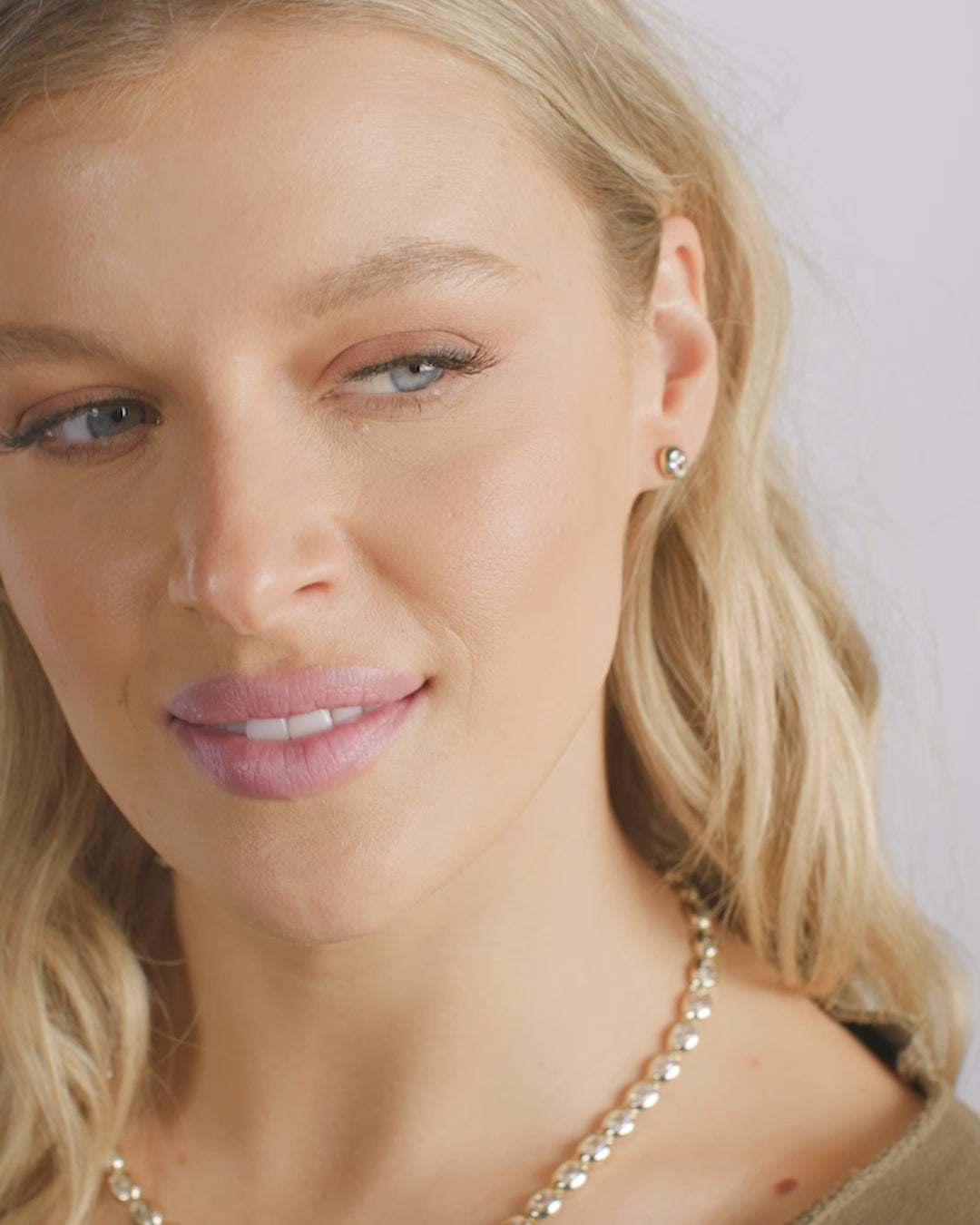 She's a Boss Studs 6mm - Gold|White Diamondettes